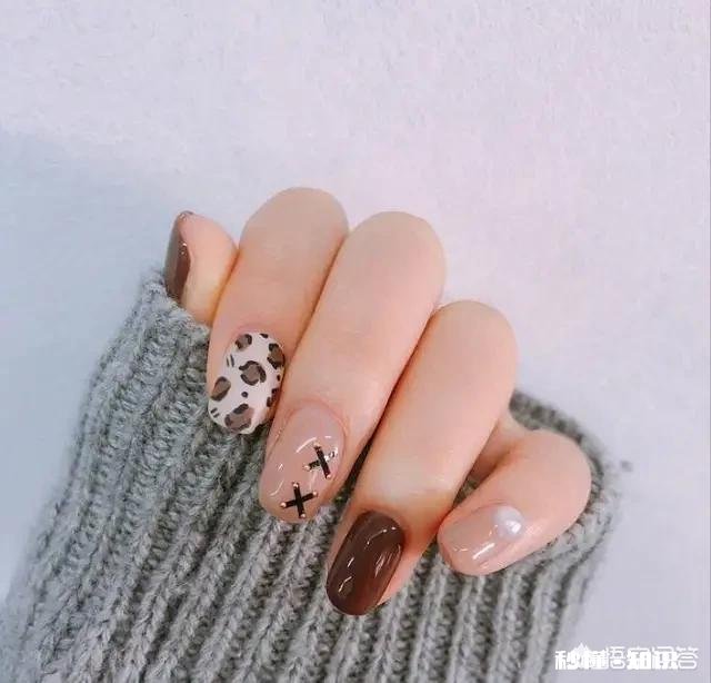 有哪些简约漂亮的美甲推荐