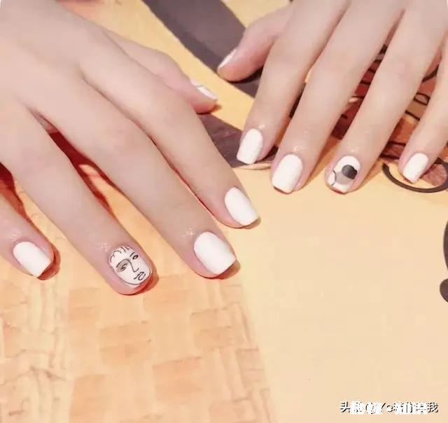 有哪些简约漂亮的美甲推荐