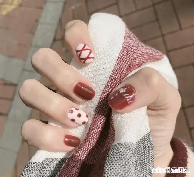 有哪些简约漂亮的美甲推荐