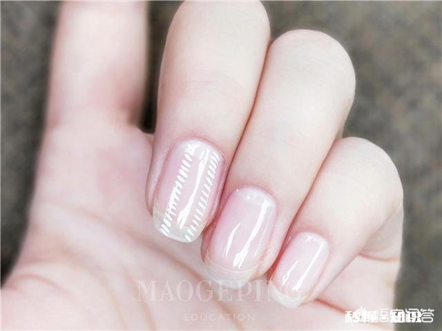 有哪些简约漂亮的美甲推荐