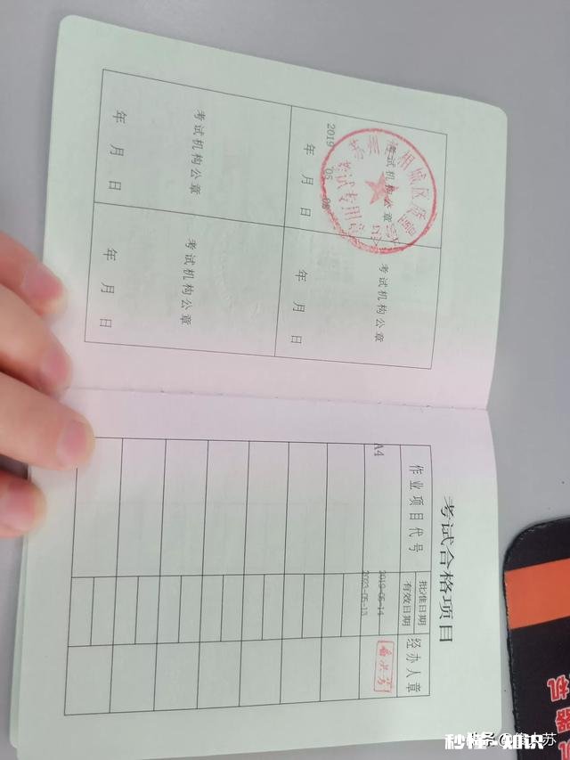 小区电梯停电会困人，这种电梯符合标准吗