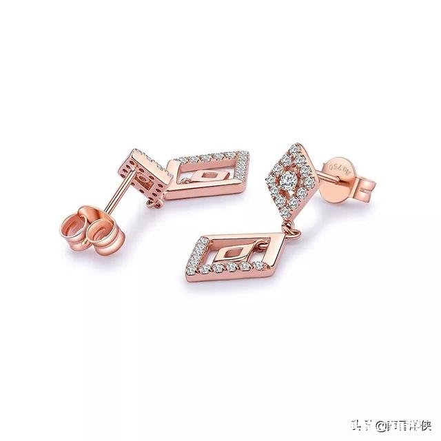 和女朋友一周年了，想送个礼物，2000左右的，送什么好