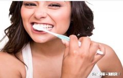 如何把自己牙弄白