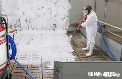 火碱受潮还能用猪舍消毒吗