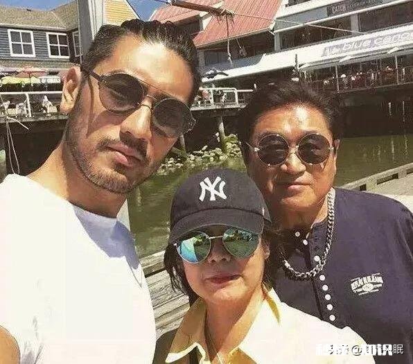 她 爱豆在你心中是什么样的存在? 你是因为什么而粉上他的