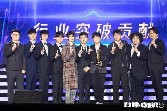 英雄联盟音乐节既颁奖之夜RNG小虎全程陪跑，网友说混子不配拿奖，你怎么看