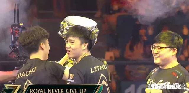 英雄联盟音乐节既颁奖之夜RNG小虎全程陪跑，网友说混子不配拿奖，你怎么看