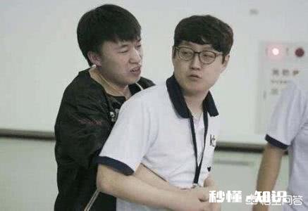 英雄联盟音乐节既颁奖之夜RNG小虎全程陪跑，网友说混子不配拿奖，你怎么看