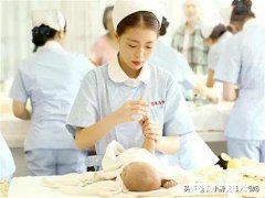 四个月宝宝的腿纹还是不对称，该怎么办啊