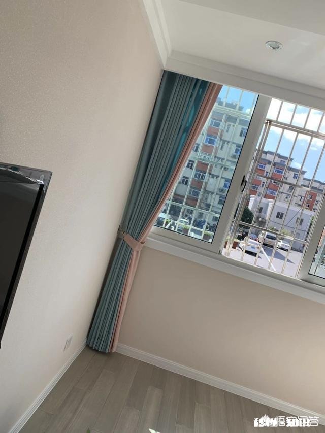 你说房间的窗户为什么都喜欢挂窗帘难道仅仅是遮挡光线、防进灰尘吗