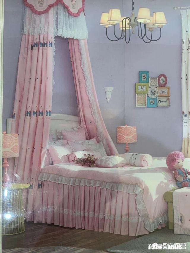 你说房间的窗户为什么都喜欢挂窗帘难道仅仅是遮挡光线、防进灰尘吗