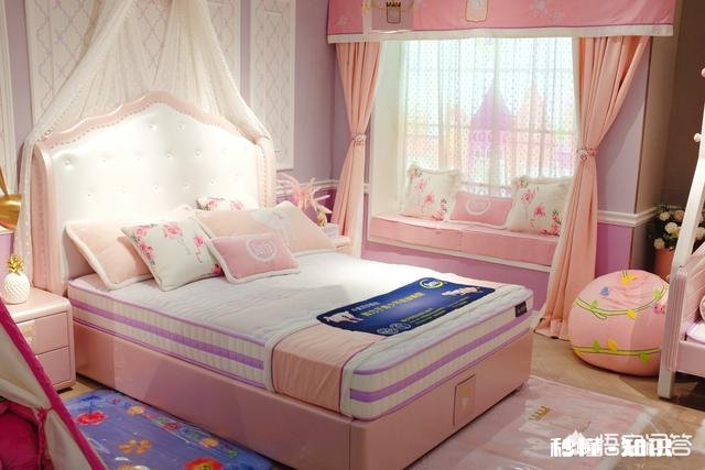 你说房间的窗户为什么都喜欢挂窗帘难道仅仅是遮挡光线、防进灰尘吗