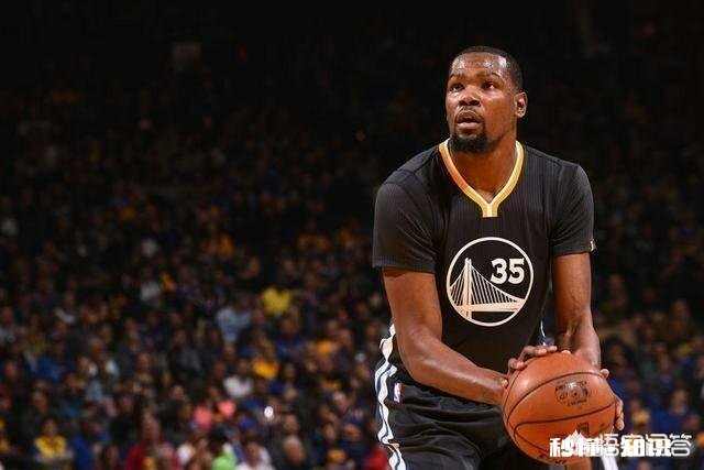 巴克利调侃杜兰特像具干尸，并调侃他该吃个汉堡。杜兰特的身材需不需要增肥