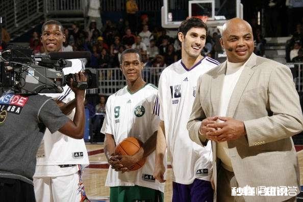 巴克利调侃杜兰特像具干尸，并调侃他该吃个汉堡。杜兰特的身材需不需要增肥