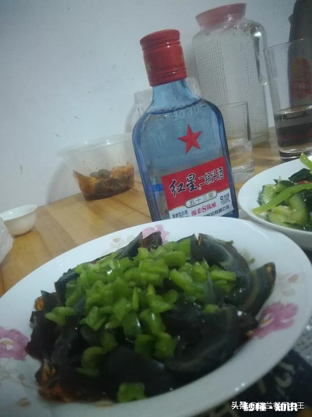 平时喝酒喜欢豪饮还是小杯慢饮呢