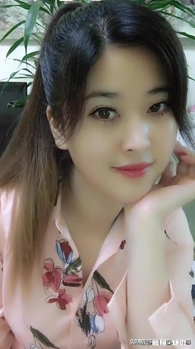 为什么现在很多女生穿的花枝招展的男生喜欢这样打扮的女生吗