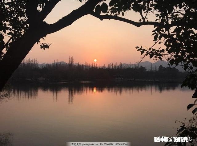 为什么现在很多女生穿的花枝招展的男生喜欢这样打扮的女生吗