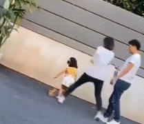 杭州童模妞妞超超长工作时间，被妈妈脚踹，天下真有无不是的父母吗