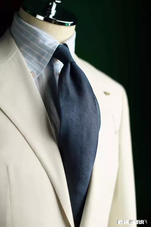 夏天穿西装应该选择什么样的领带合适