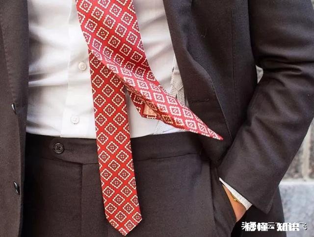 夏天穿西装应该选择什么样的领带合适