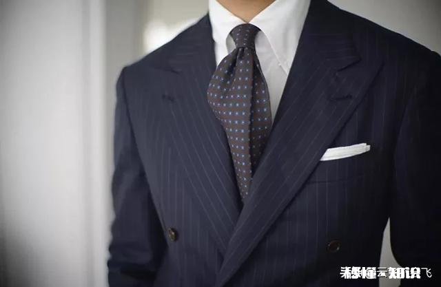 夏天穿西装应该选择什么样的领带合适