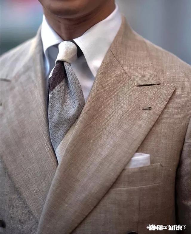 夏天穿西装应该选择什么样的领带合适