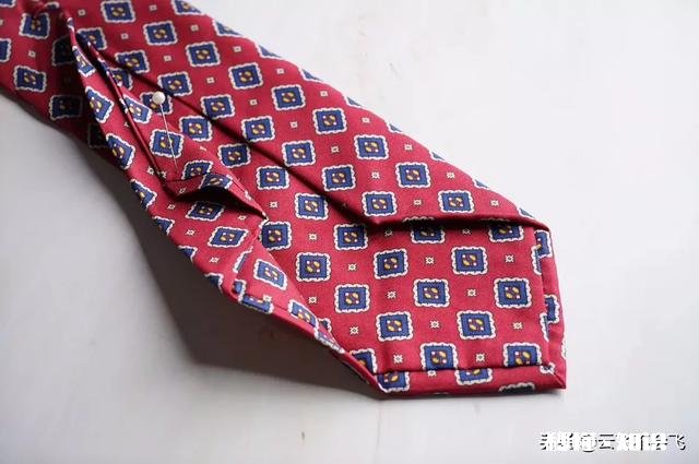 夏天穿西装应该选择什么样的领带合适