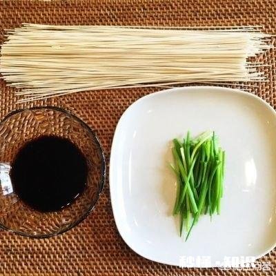 夏日，葱油拌面是首选，怎么做呢