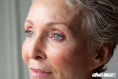 时尚审美中，上眼睑凹陷是显得眼睛更深邃了还是显老了为什么