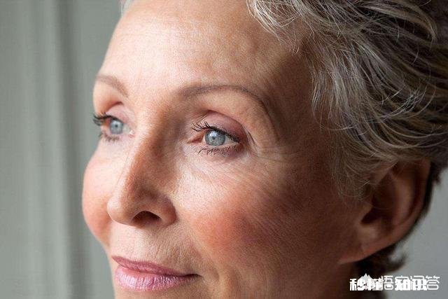 时尚审美中，上眼睑凹陷是显得眼睛更深邃了还是显老了为什么