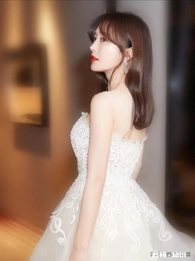 为什么女生穿抹胸裙不会掉