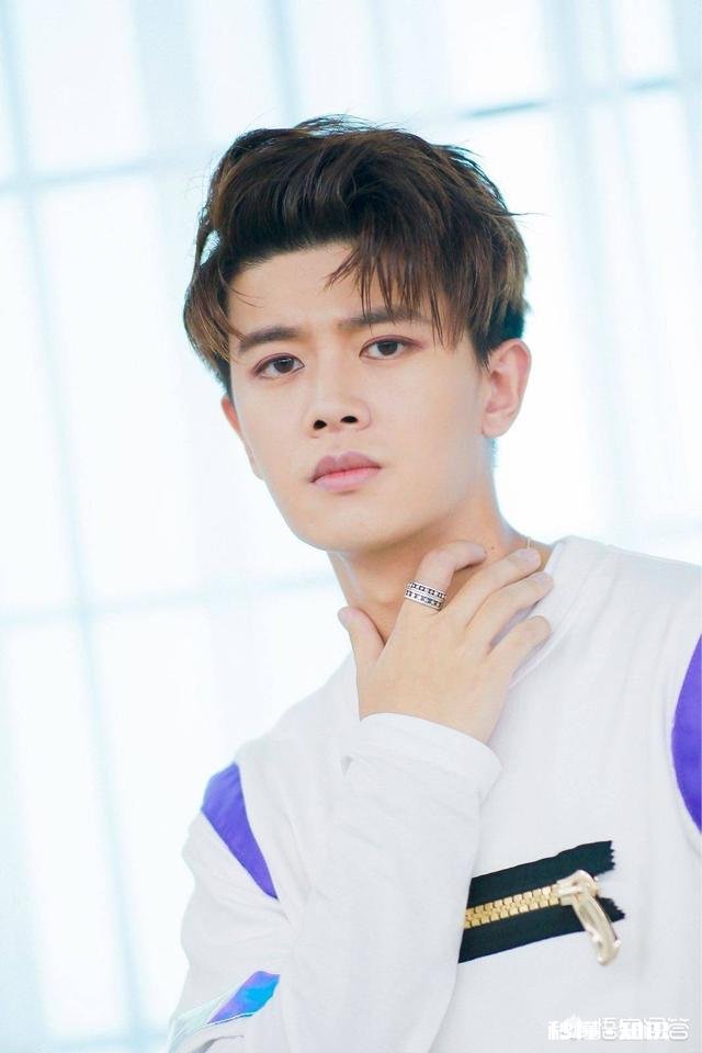 你觉得林更新和任嘉伦谁更帅你更喜欢谁