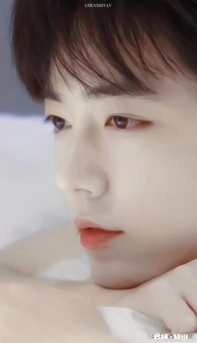 如何看待肖战在清明节以转发默哀英烈微博的方式重新出现在公众视野