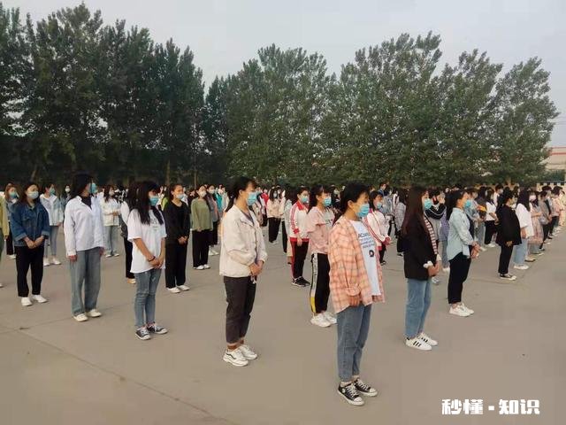 疫情期间老师没白没黑的付出比在学校里都累忙再延迟暑假，合法吗