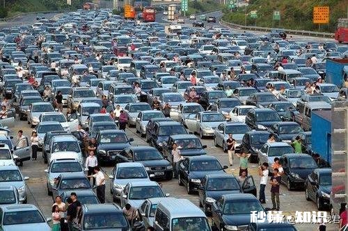 停车一位难求，济南人开启逛吃模式，网友自曝从济南到泰安的“人在囧途”, 你怎么看