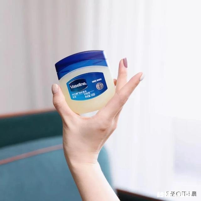 唇色暗淡无光而且死皮比较多怎么办用什么产品可以解决