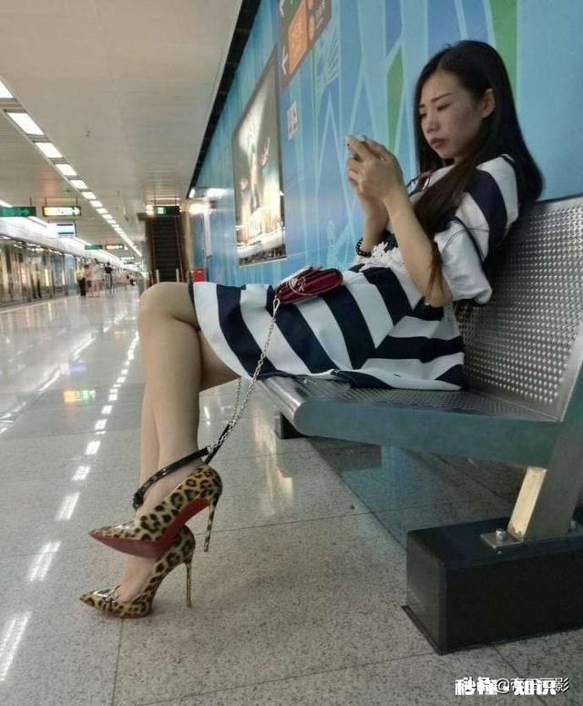 穿高跟鞋坐着的时候腿很不舒服，应该怎么办