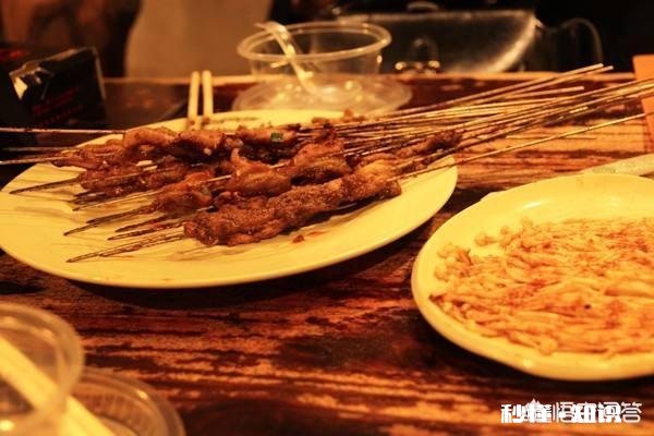 随着“平安夜”和“圣诞节”及元旦的到来，有的人会经常吃宵夜，吃宵夜有什么坏处吗