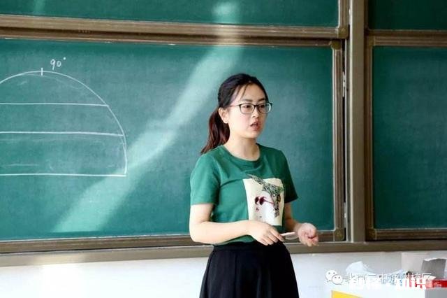 怎么选择名气都大:民办校说三年学费全免，公办校说到时报名