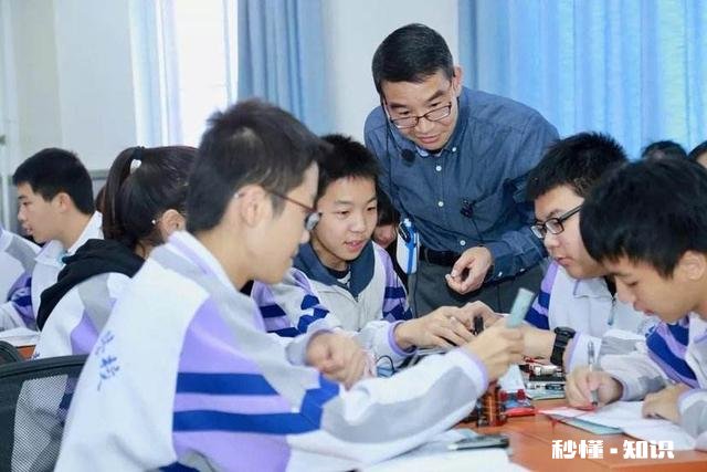 怎么选择名气都大:民办校说三年学费全免，公办校说到时报名