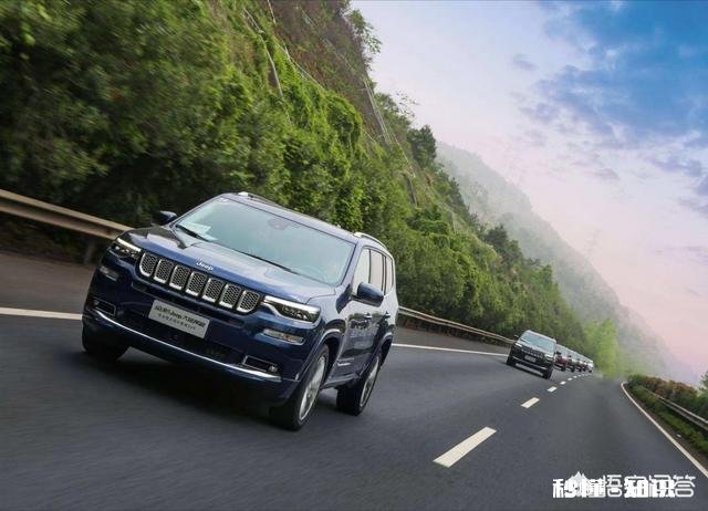 预算落地价在30万元以内，主要是日常上班使用，奥迪A4L与吉普大指挥官哪款车比较好