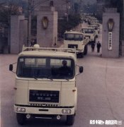 预算落地价在30万元以内，主要是日常上班使用，奥迪A4L与吉普大指挥官哪款车比较好