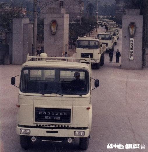 预算落地价在30万元以内，主要是日常上班使用，奥迪A4L与吉普大指挥官哪款车比较好