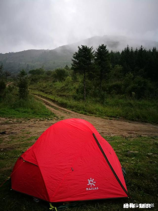 野外露营，怎样搭帐篷才不被雨水侵扰