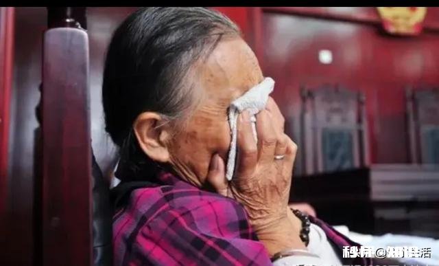 花甲老太爱上18岁小伙，反被小伙敲诈40万，是否值得同情