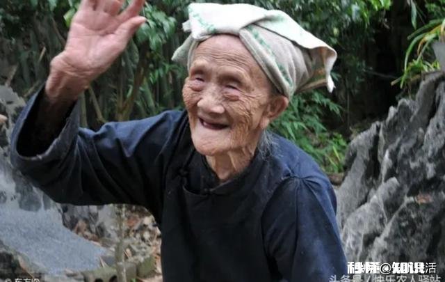 花甲老太爱上18岁小伙，反被小伙敲诈40万，是否值得同情