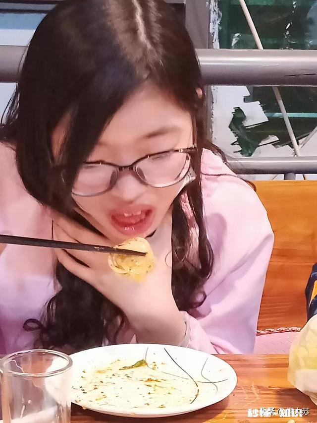 分手以后一直放不下，直到共同写下名字的树被砍掉一下就放开，你是哪些瞬间让你打开心结的呢，能否分享一下