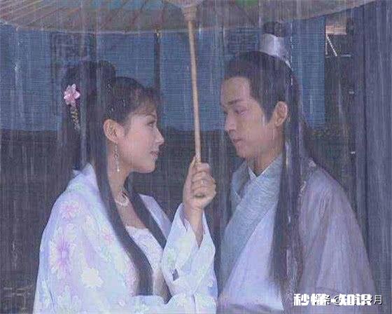 给客户撑伞走在什么位置比较好