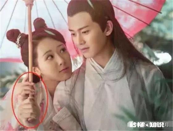 给客户撑伞走在什么位置比较好