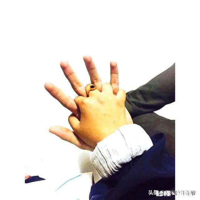 有的男生为什么不主动找女生聊天，女生主动找男生他就会立马回消息，并且还热情，这是什么意思